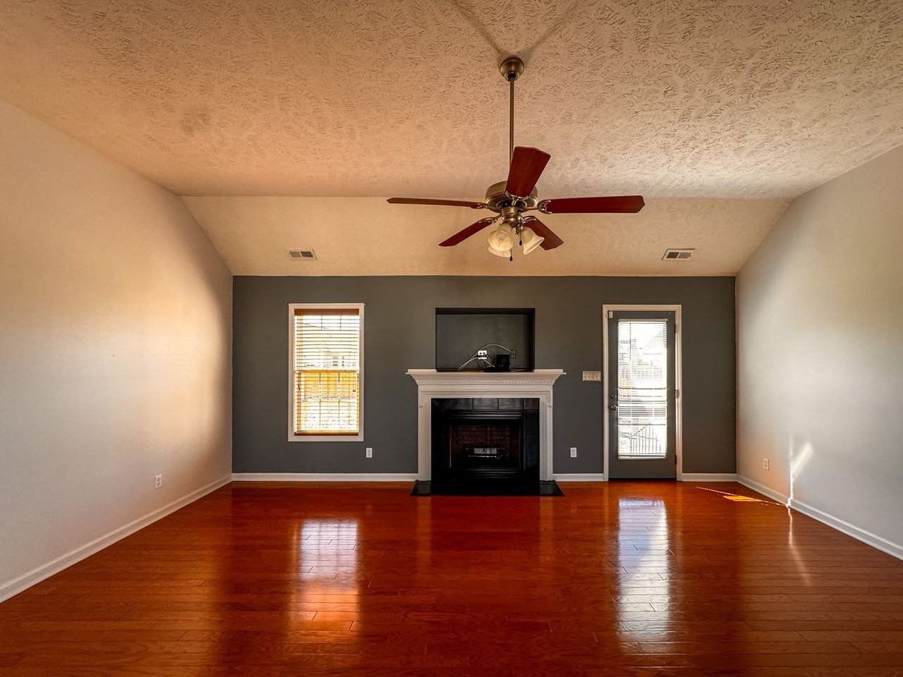 5929 Blue Sky Ln - Photo 6 of 39