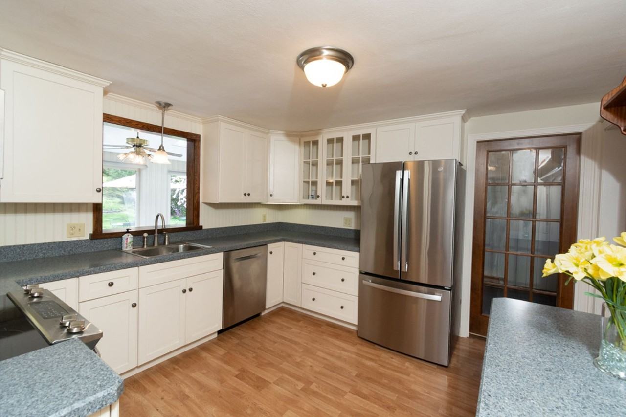 174 Henry St - Photo 4 of 23