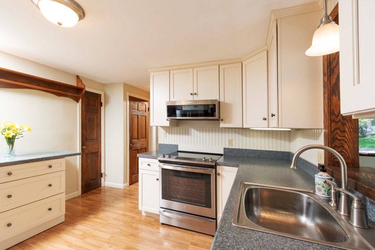 174 Henry St - Photo 6 of 23