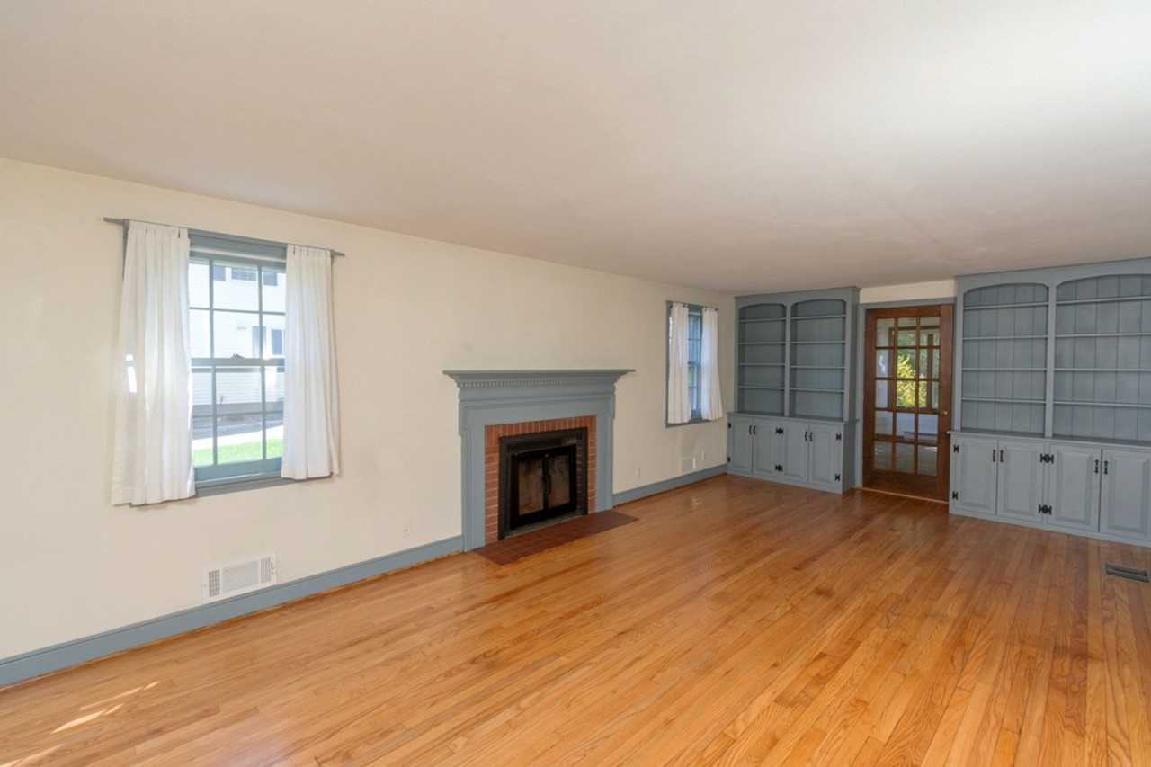 174 Henry St - Photo 7 of 23