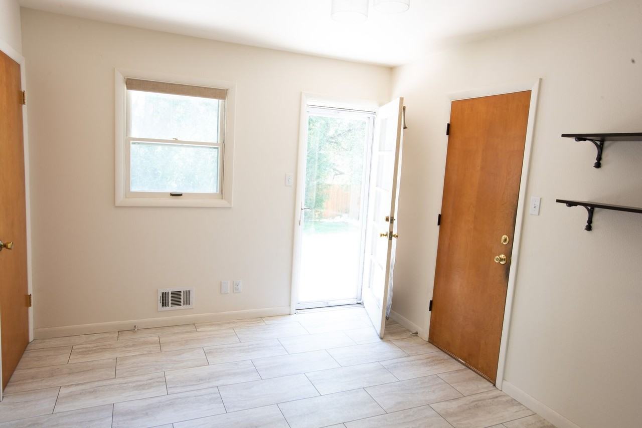 1060 Briarwood Rd - Photo 6 of 20