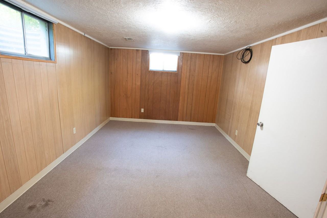 1060 Briarwood Rd - Photo 7 of 20