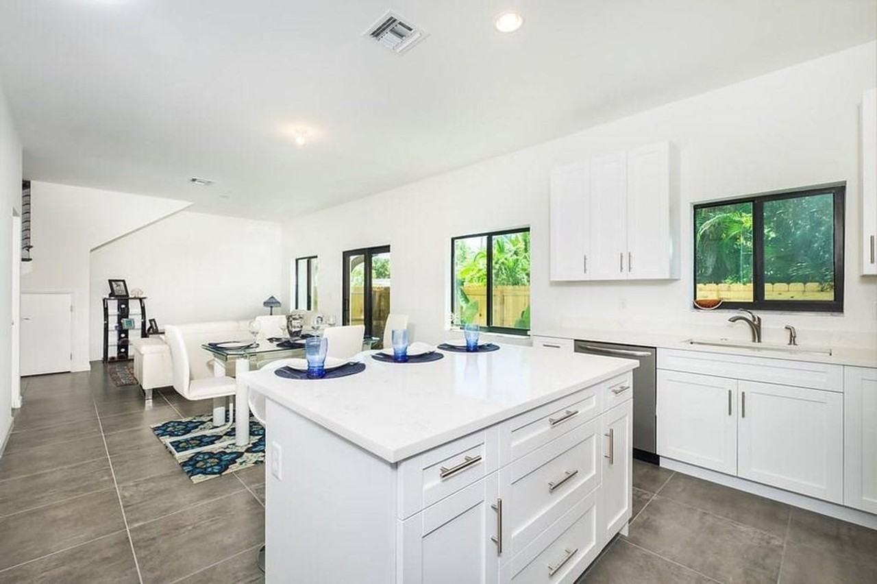 1036 Ne 33rd St - Photo 3 of 18