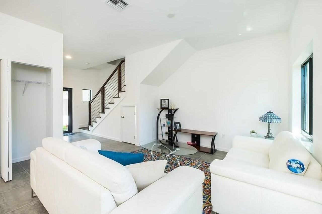 1036 Ne 33rd St - Photo 5 of 18