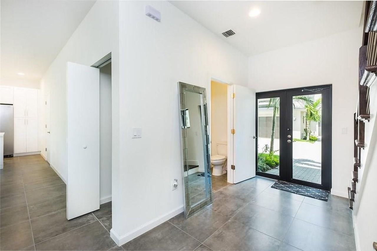 1036 Ne 33rd St - Photo 6 of 18