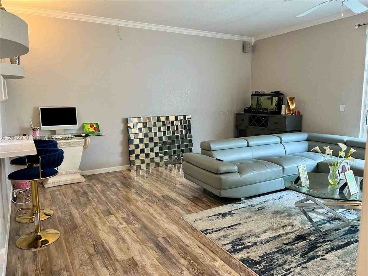 8917 Nw 54th St - Photo 5 of 16