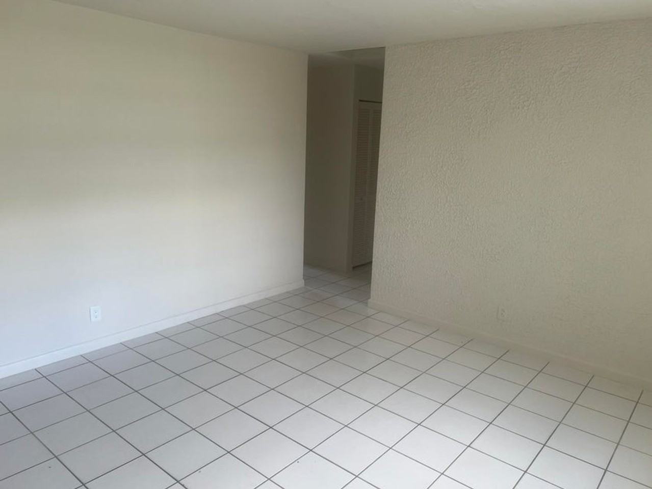 2410 Sw 44th Ave - Photo 3 of 12