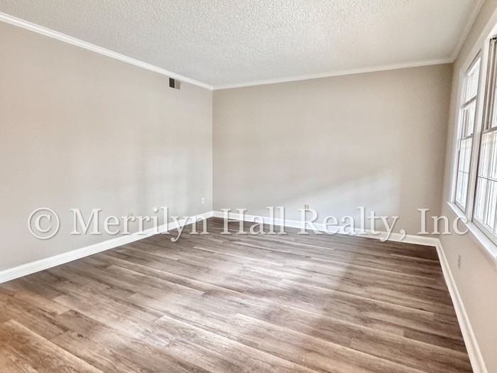 122 Jefferson Pl - Photo 3 of 14