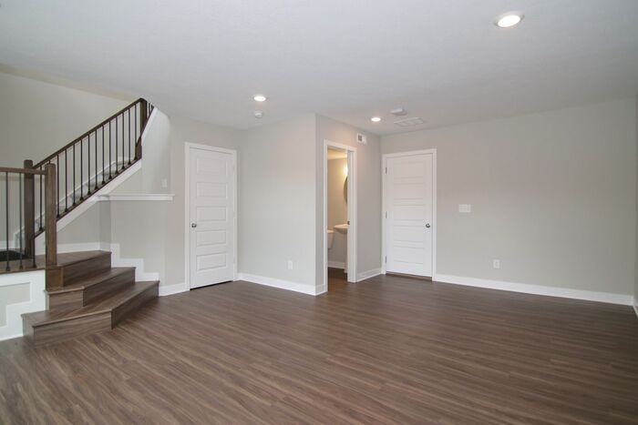 933 Yorkshire Ln - Photo 2 of 19