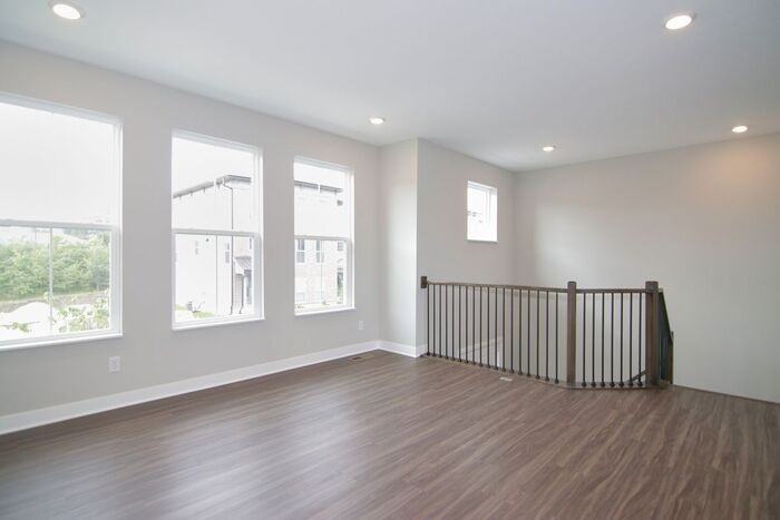 933 Yorkshire Ln - Photo 4 of 19