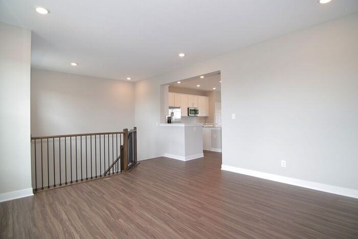 933 Yorkshire Ln - Photo 5 of 19