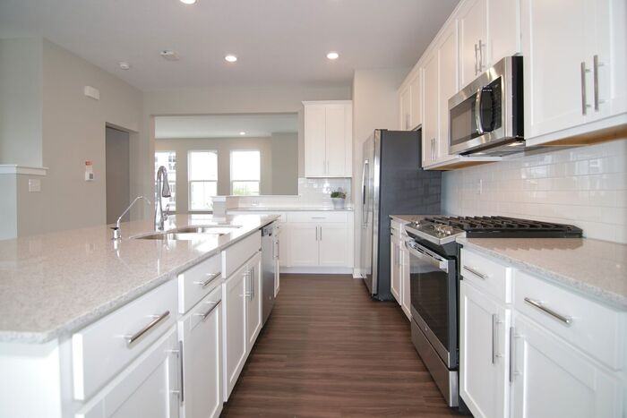 933 Yorkshire Ln - Photo 7 of 19