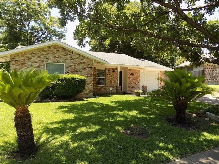 8402 Leesburg Cir - Photo 2 of 22