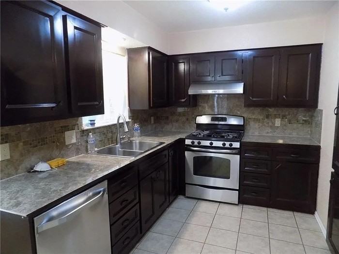 8402 Leesburg Cir - Photo 3 of 22