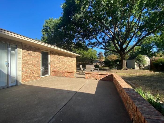 408 Mimosa Dr - Photo 4 of 9