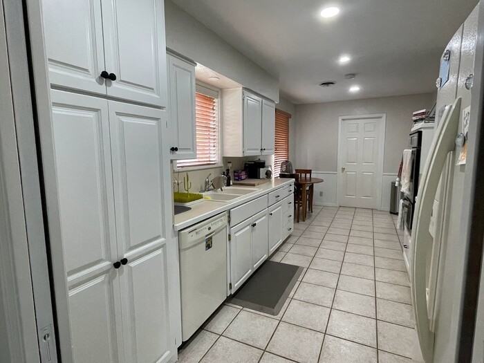 408 Mimosa Dr - Photo 5 of 9