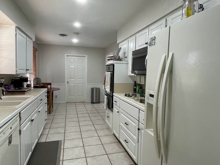 408 Mimosa Dr - Photo 7 of 9