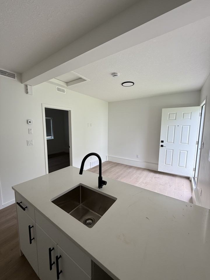 10975 130 Street - 10975 GAR #10975GAR - Photo 2 of 15