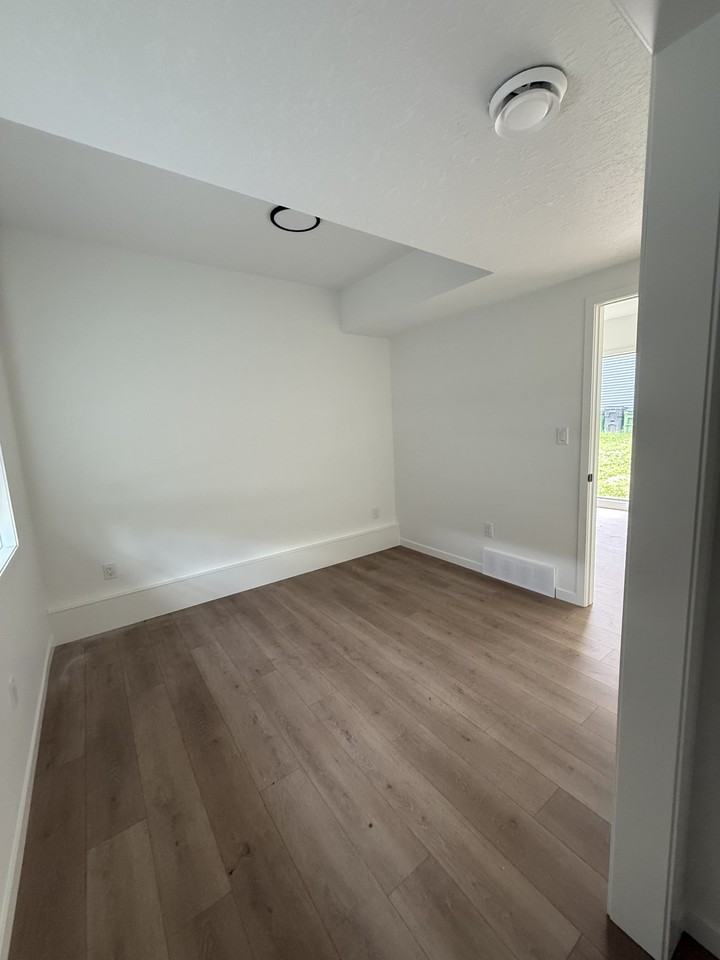 10975 130 Street - 10975 GAR #10975GAR - Photo 5 of 15