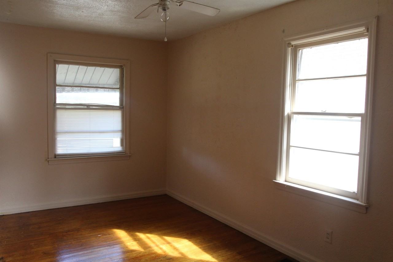 706 W Mercer Ave #1 - Photo 5 of 6