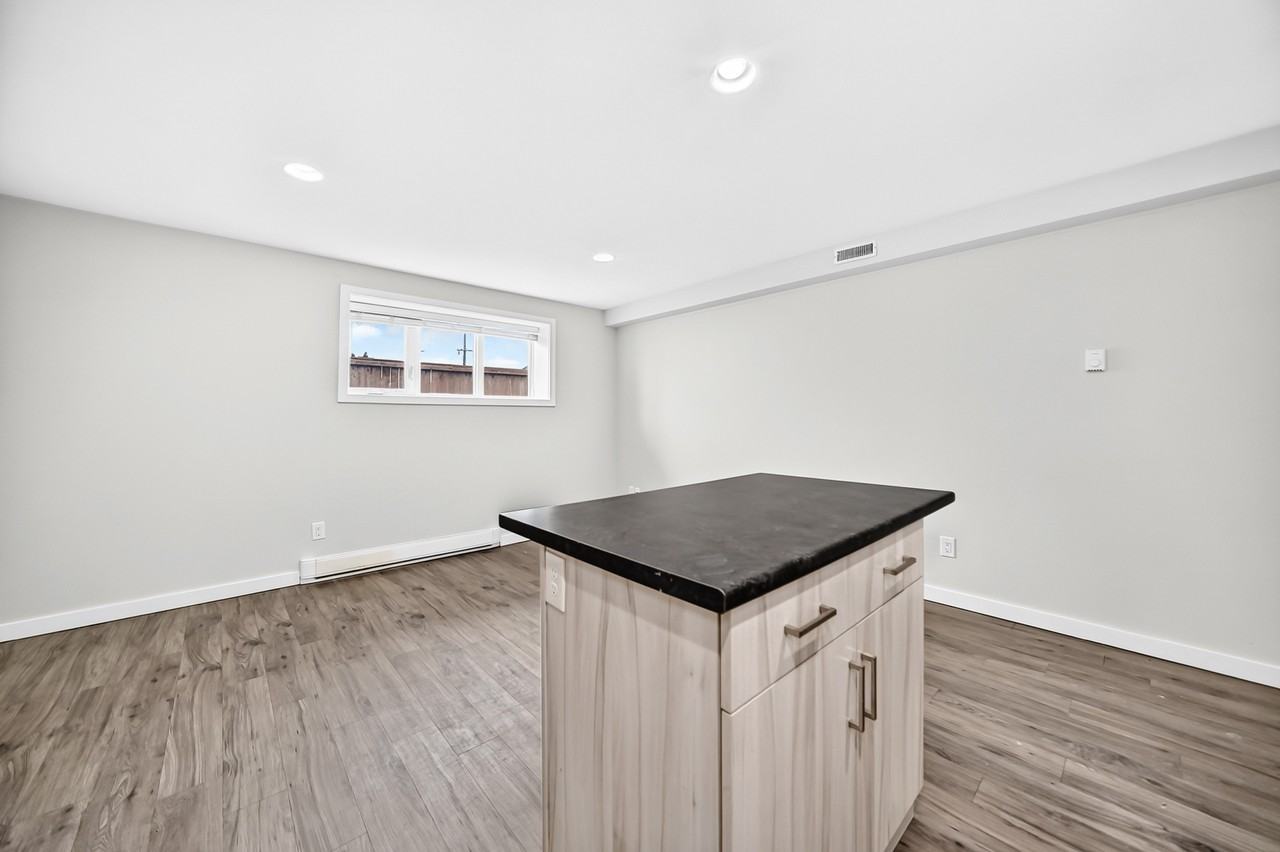 1530 Logan Avenue - 4 - Photo 3 of 16