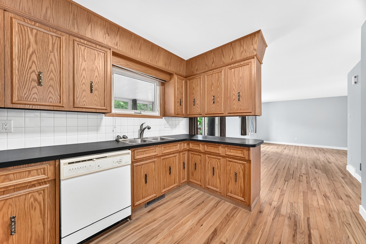 64 Riverton Avenue - 1 - Photo 2 of 25