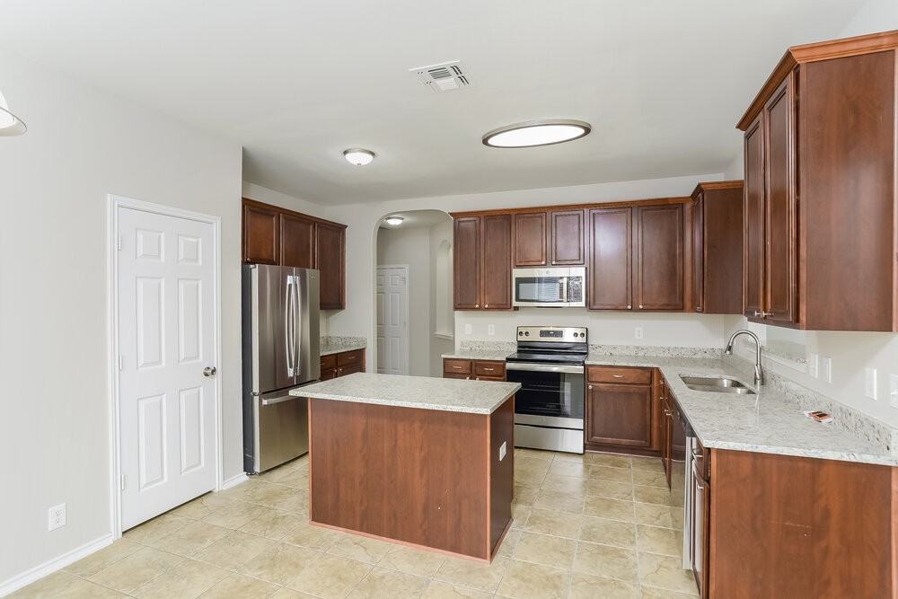 121 Yeager Cir - Photo 7 of 17