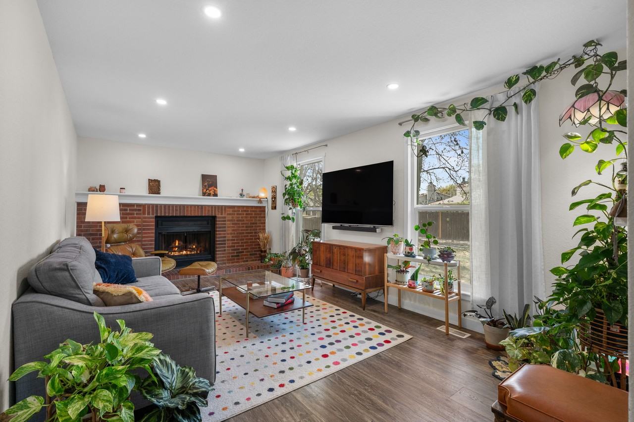 15083 E 43rd Ave - Photo 4 of 45