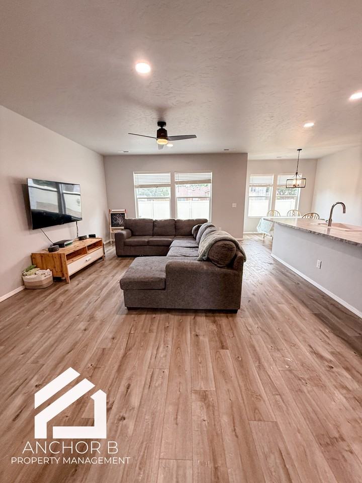 943 East 18th North Street #1 - Photo 3 of 25