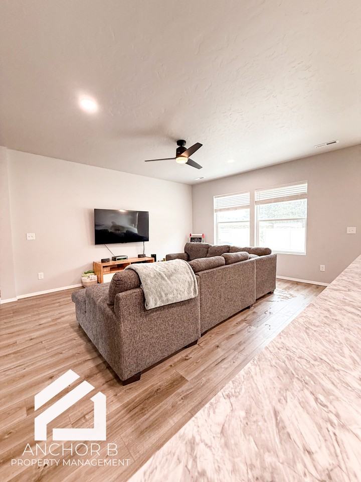 943 East 18th North Street #1 - Photo 4 of 25