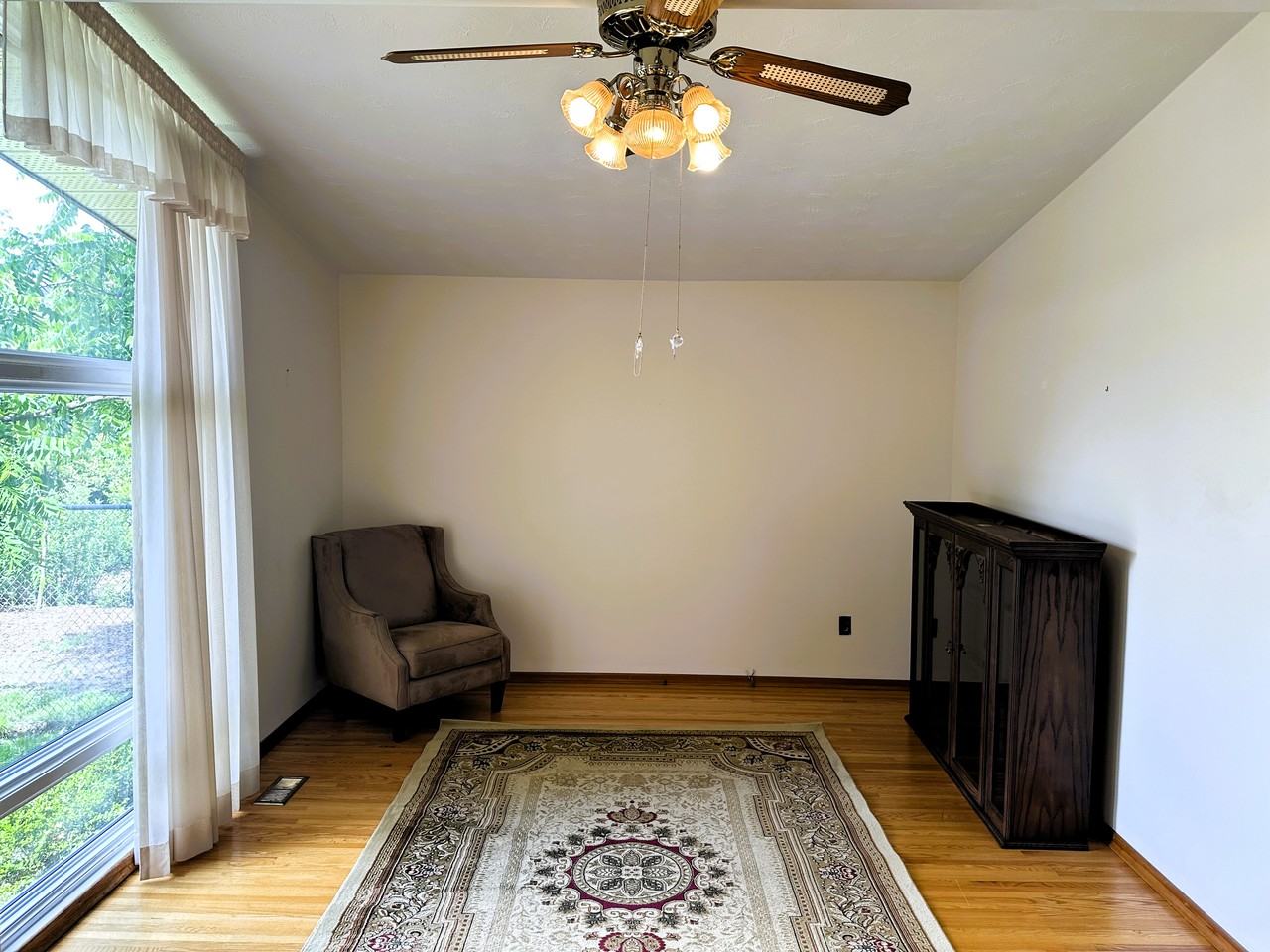 275 Saint Annes Crescent - Photo 5 of 34