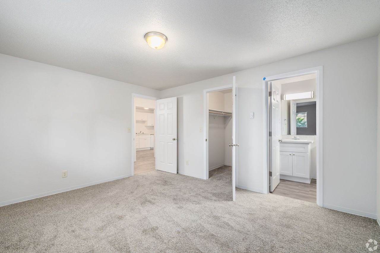 Aladdin Camelot Apartments - Photo 5 of 19