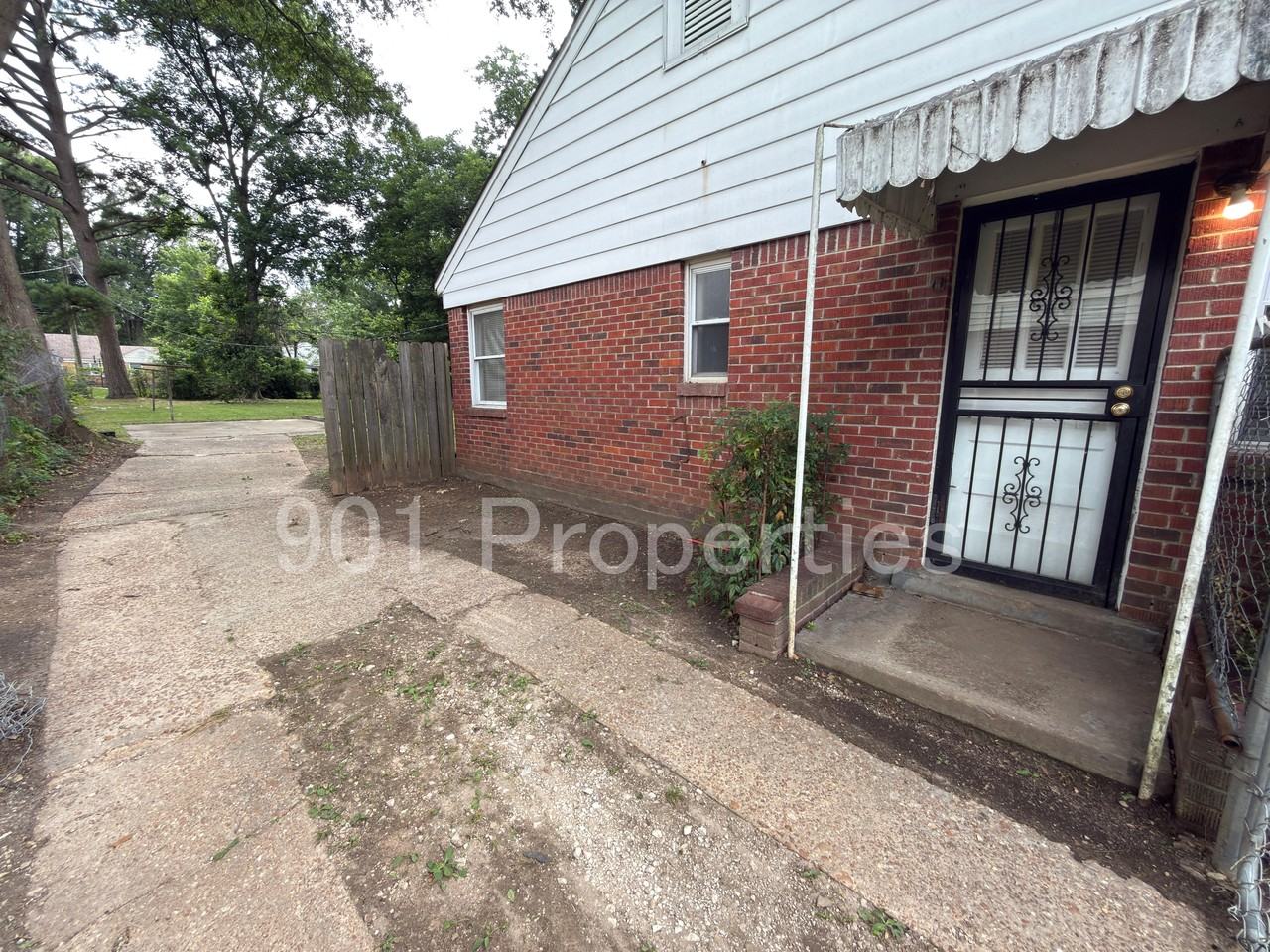 981 Chatwood St #1 - Photo 2 of 12