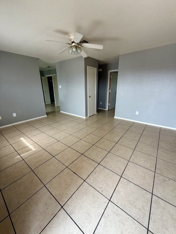 1704 Spring Rose Cir #C - Photo 3 of 9