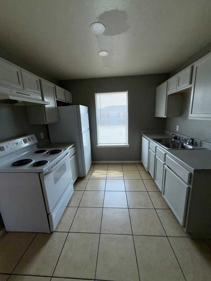 1704 Spring Rose Cir #C - Photo 4 of 9