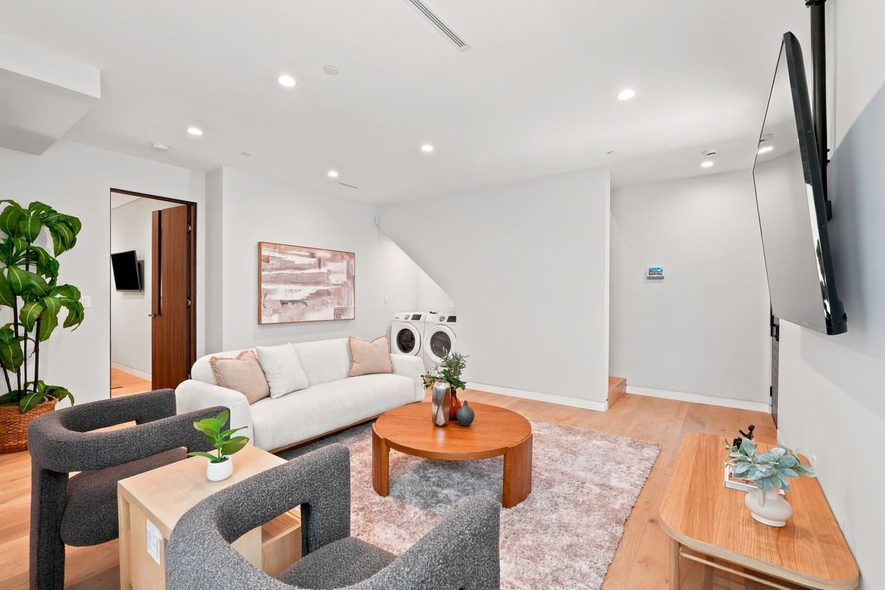 425 N Alfred St #2 - Photo 2 of 50
