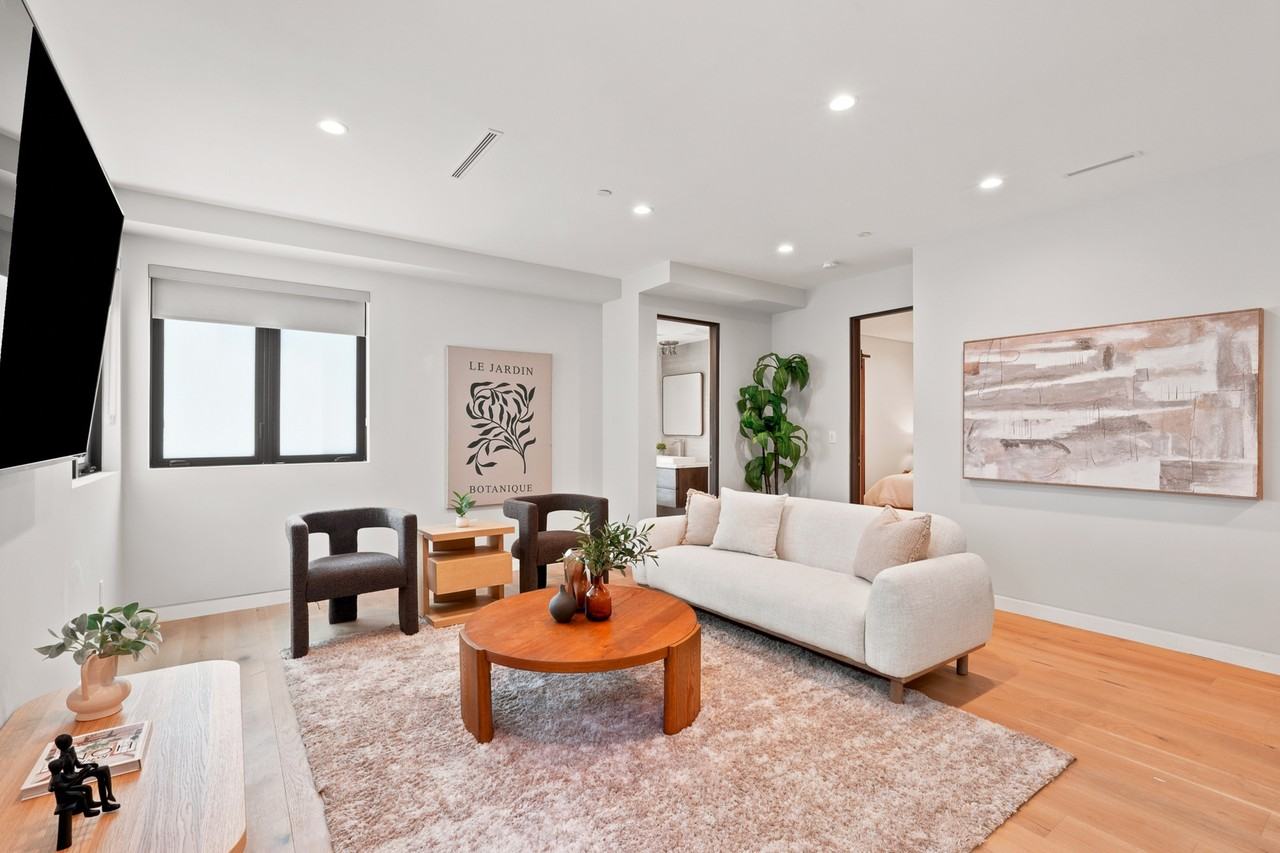 425 N Alfred St #2 - Photo 3 of 50