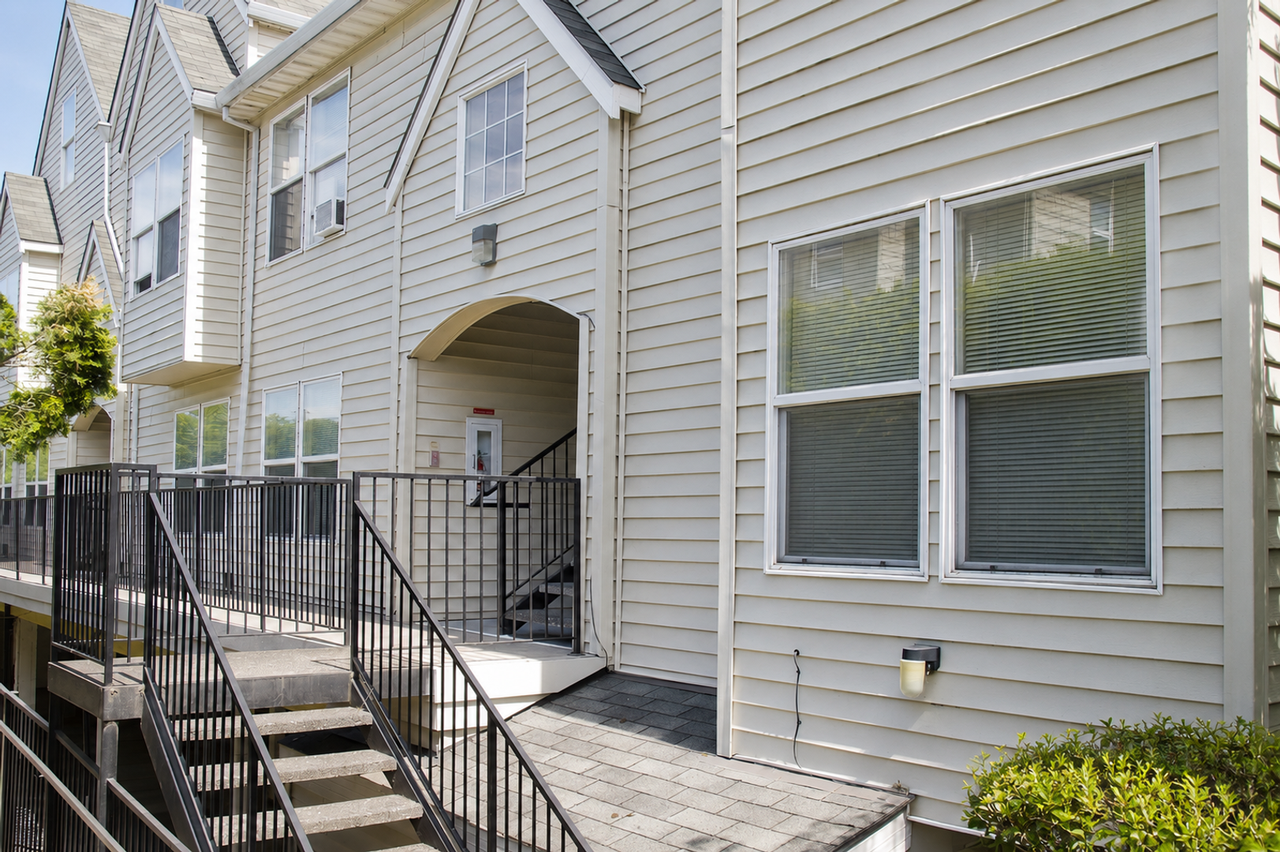 Hoodview Apartments - Photo 3 of 14