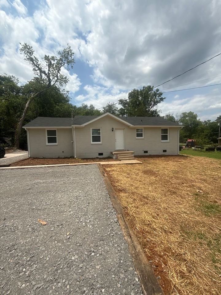 806 Brookfield Dr - Photo 2 of 15