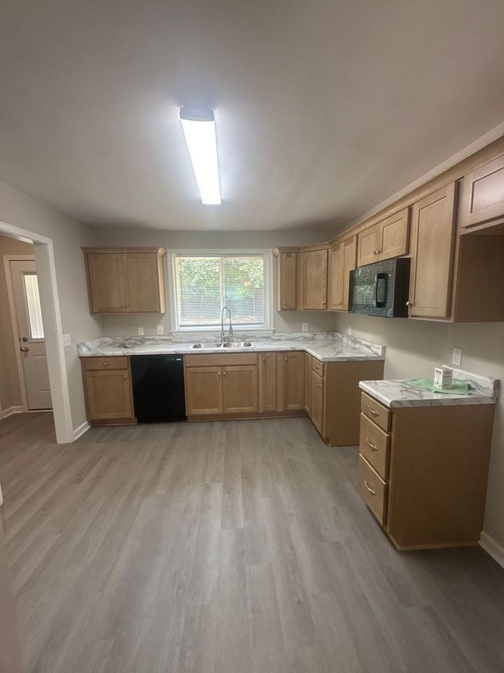 806 Brookfield Dr - Photo 4 of 15