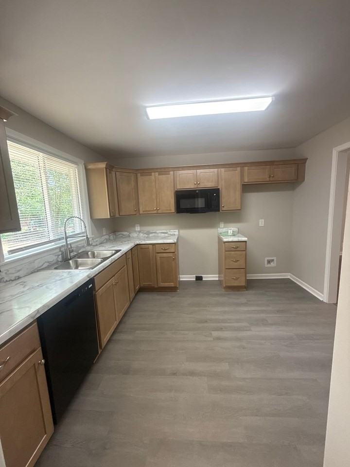 806 Brookfield Dr - Photo 5 of 15