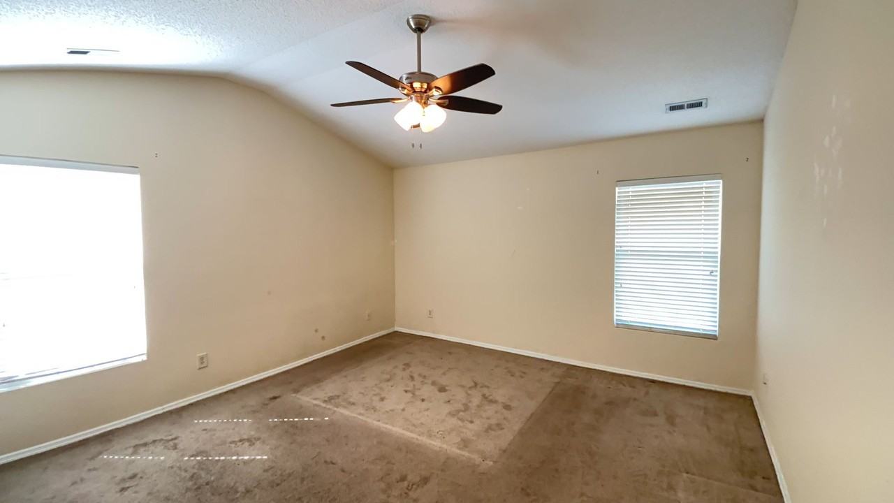 1000 Post Oak Ct - Photo 2 of 10