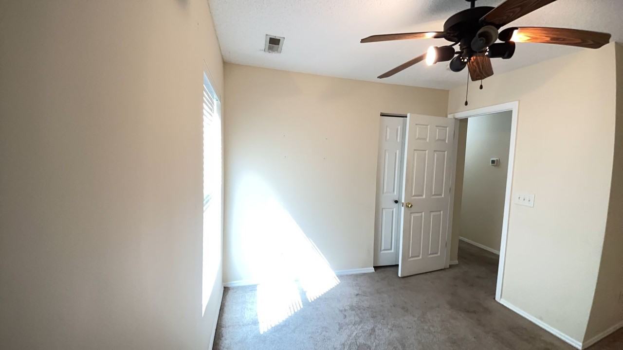 1000 Post Oak Ct - Photo 3 of 10
