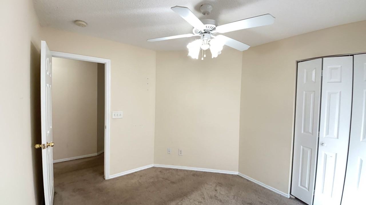 1000 Post Oak Ct - Photo 4 of 10