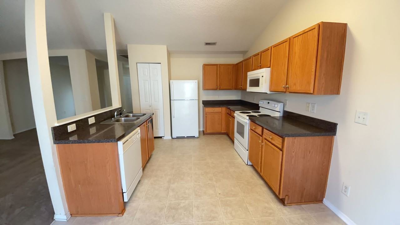 1000 Post Oak Ct - Photo 7 of 10