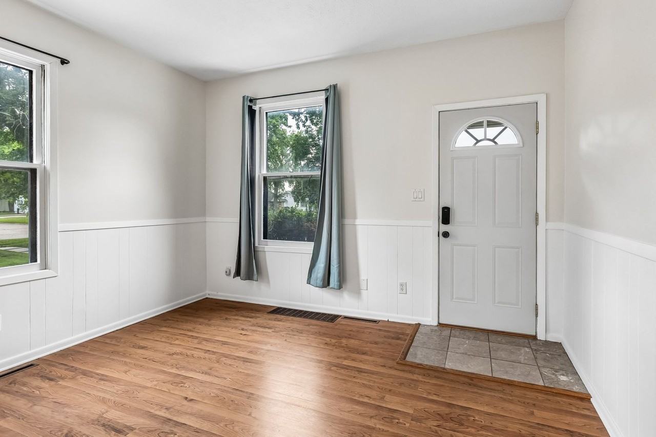 535 N Pebble St - Photo 3 of 22