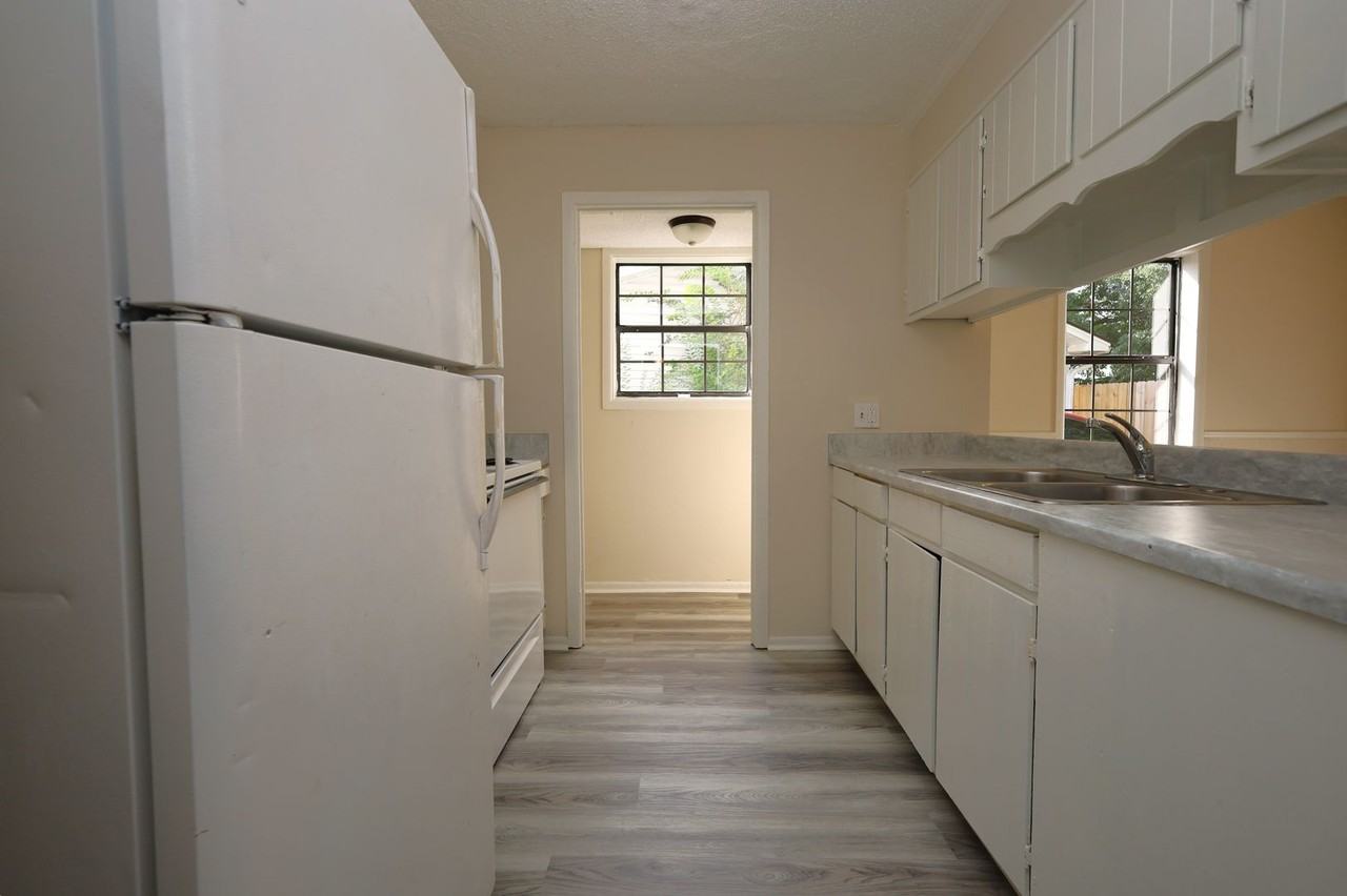 2820 Kirkwood Cir - Photo 5 of 17