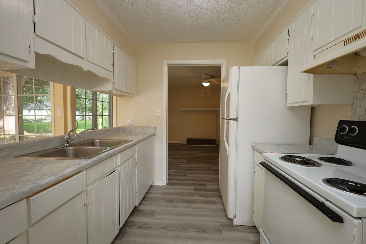 2820 Kirkwood Cir - Photo 6 of 17
