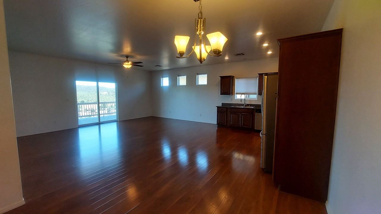 713 W Summit St - Photo 3 of 22