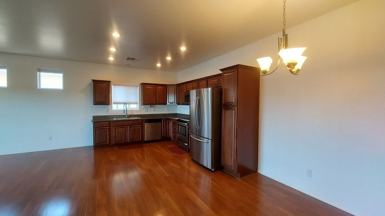 713 W Summit St - Photo 4 of 22